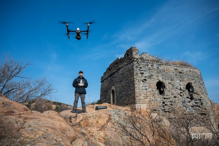 张鹏利用无人机巡查守护长城（央广网发  受访者供图）