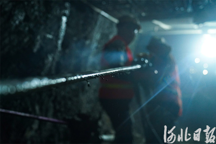 9月6日，建设者在邢台市信都区清家沟隧道工程现场进行打孔作业。