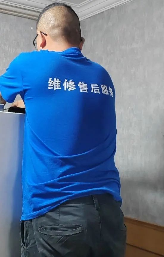 △图为前往艾女士家上门维修的熊某，他身着“维修售后服务”的制服颇有迷惑性。