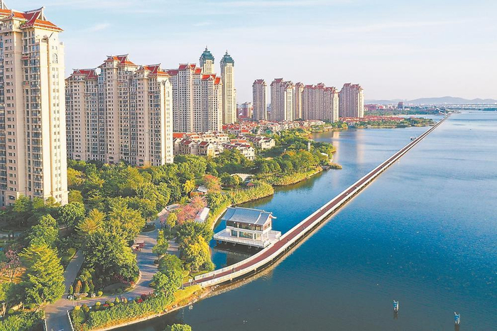     位于集美区的水上自行车道是许多外国人来厦骑行打卡的景点之一。本报记者 施辰静 摄