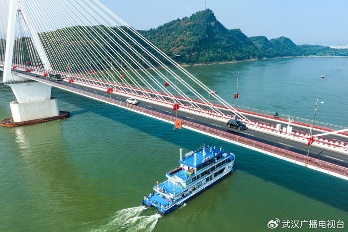 “三峡氢舟1”号在长江宜昌江段行驶。新华社记者 肖艺九 摄