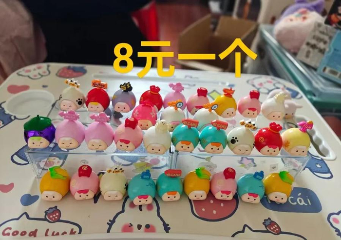 图为一名网友在社交平台上准备低价转让的盲盒娃娃。（图片源自小红书）