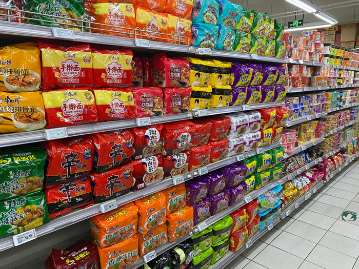 某超市内正在销售的方便面产品。