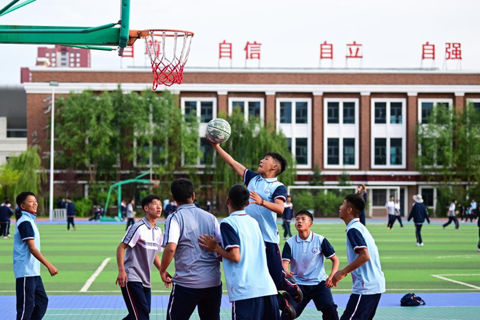   果洛西宁民族中学学生在打篮球。新华社记者张龙 摄