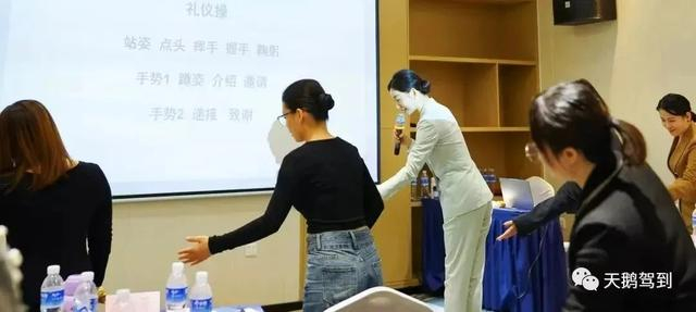 天鹅驾到对司机进行岗前礼仪培训。图片来源：天鹅驾到公众号‍‍‍‍‍‍