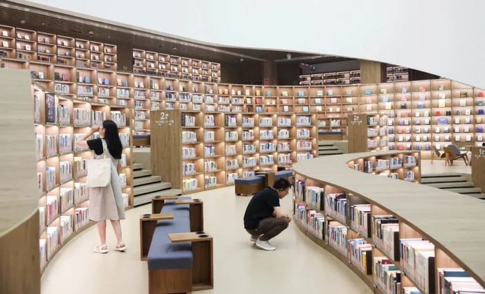 读者在嘉兴市艺术文化中心的秀洲区图书馆内阅读 图源：新华社