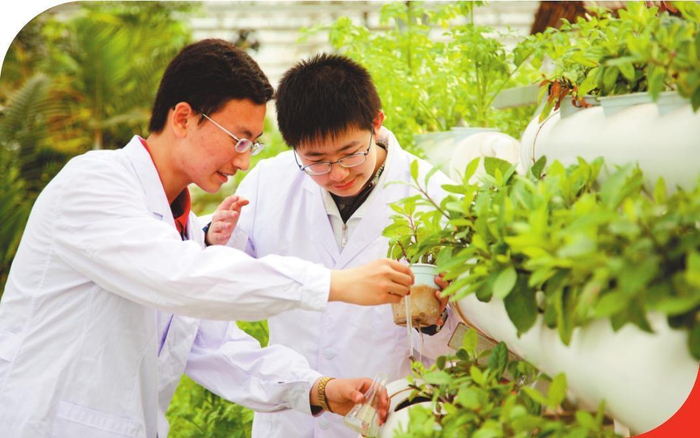         学生在生态科普基地开展科学实验。