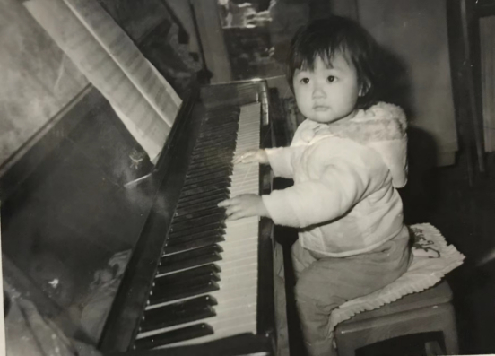 周莹很小就展露了钢琴天赋