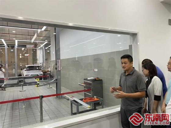 消费者参观透明车间。