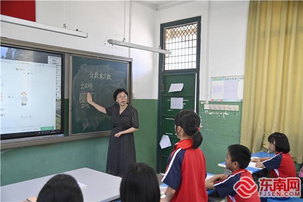 赖丽华多次放弃进城转岗的机会，毅然决定留在乡村教学。