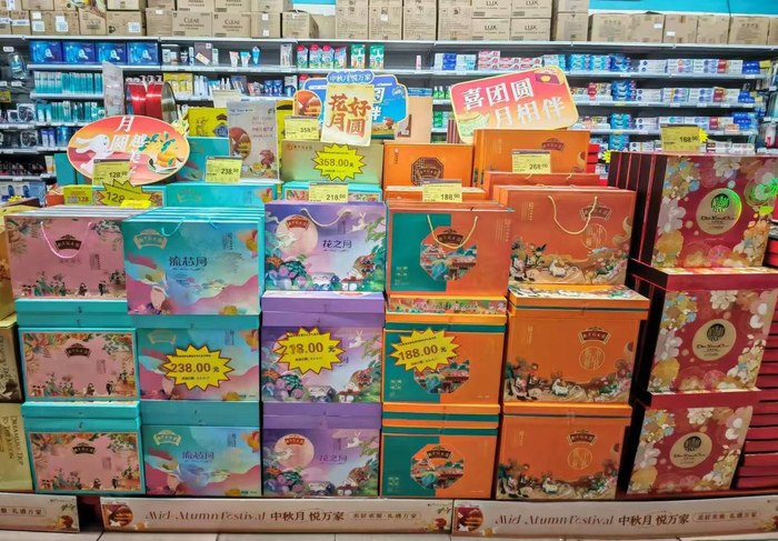 月饼礼盒多为纸质礼盒，配以拎袋。薛晶晶/摄