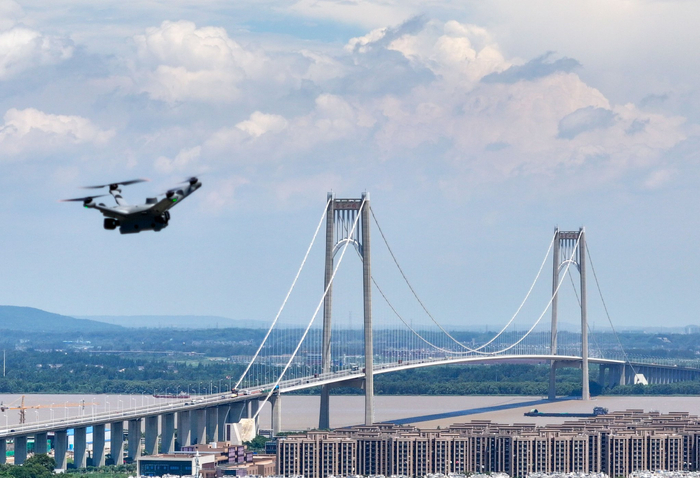 低空无人机巡检提高道路通行保障能力。南京日报/紫金山新闻记者 徐琦摄