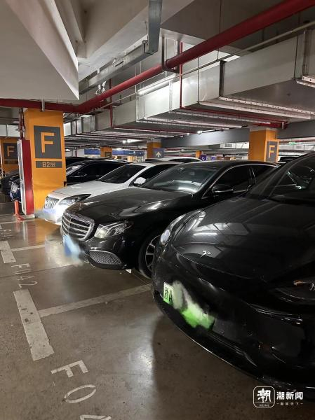 奥体印象城地下车库 章然/摄