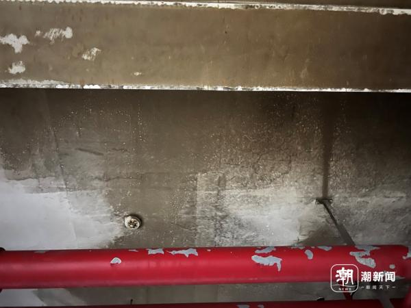 电车起火的地下车库天花板都被熏黑 黄玉环/摄