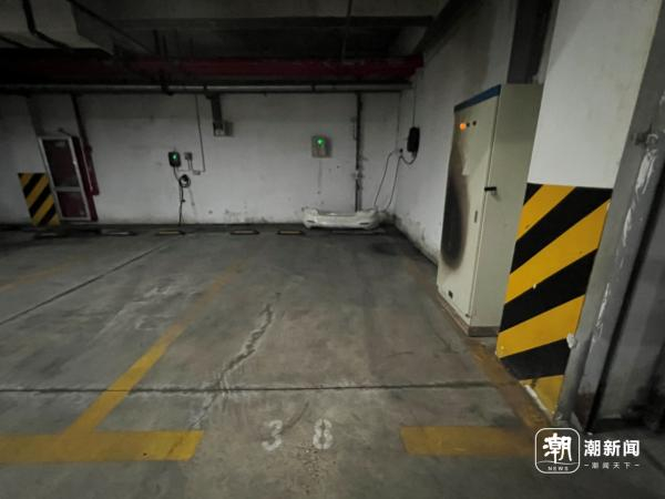 地下车库里依旧留有新能源车起火后的痕迹 黄玉环/摄