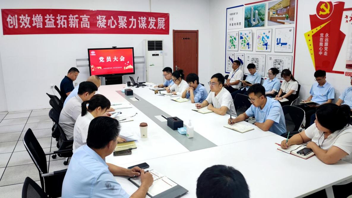 讲授专题党课（韩明非 摄）