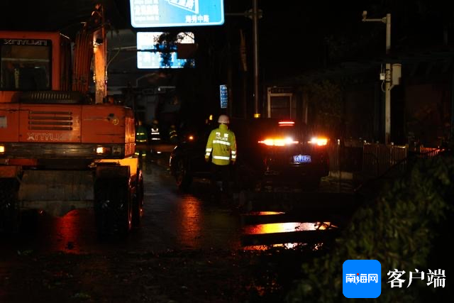 交警在晚上执勤现场。交警供图