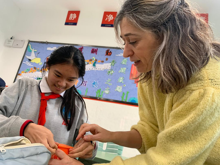 Maria Macarro和学生在一起互动