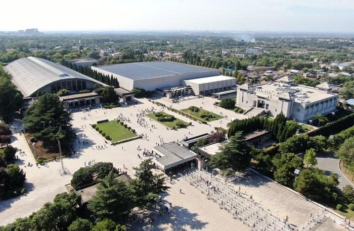 游客步入秦始皇兵马俑博物馆（2024年9月3日摄，无人机照片）。新华社记者 李一博 摄