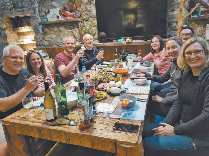 老外在怀柔“+1石头屋”小院聚餐。受访者供图