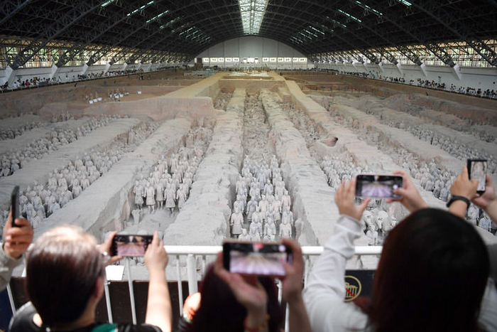 游客在秦兵马俑一号坑遗址参观（2024年5月17日摄）。新华社记者 邵瑞 摄