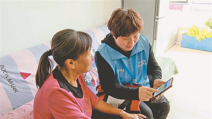 网格员入户宣传民政各项政策。图片由受访单位提供