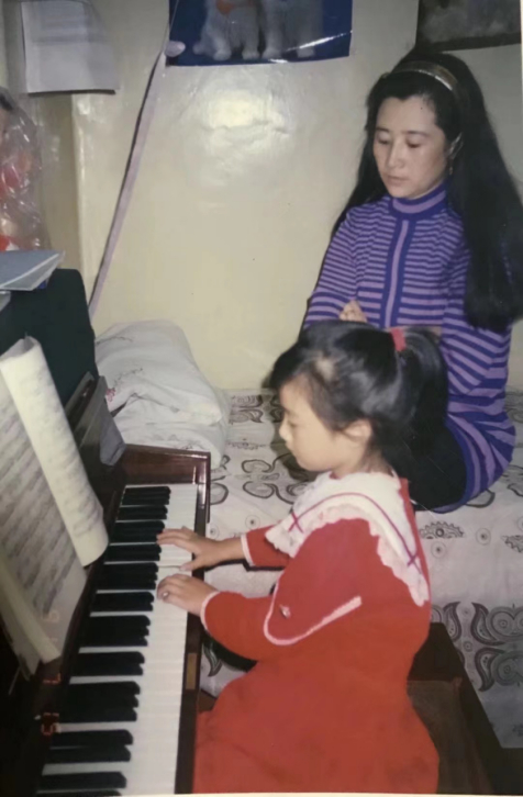 小时候，妈妈督促周莹弹钢琴