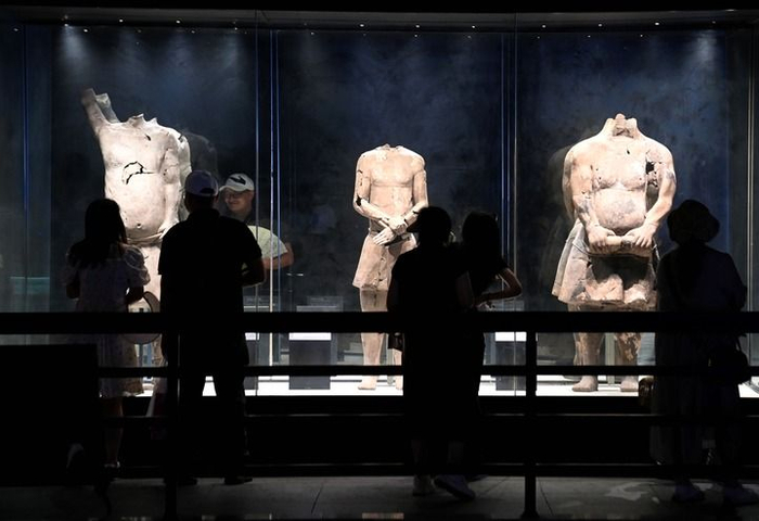 游客在位于秦始皇陵国家考古遗址公园的百戏俑坑参观（2024年9月3日摄）。新华社记者 李一博 摄