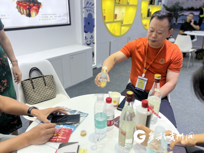 经销商杨焕芝现场品酒