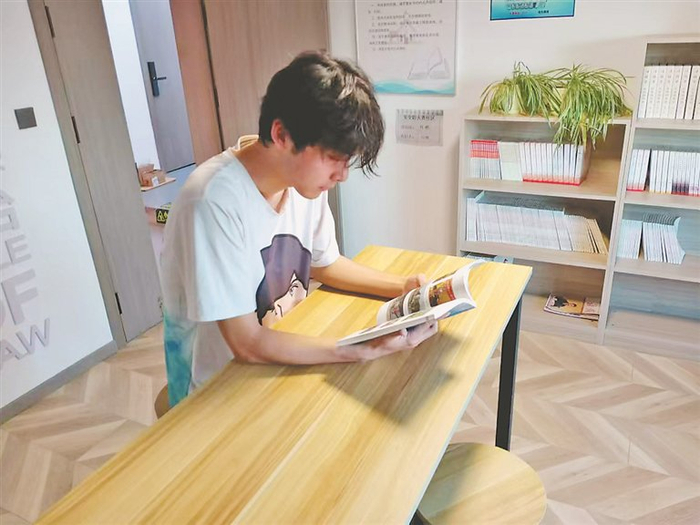 租住在青年公寓的年轻人看书学习。图片由受访单位提供