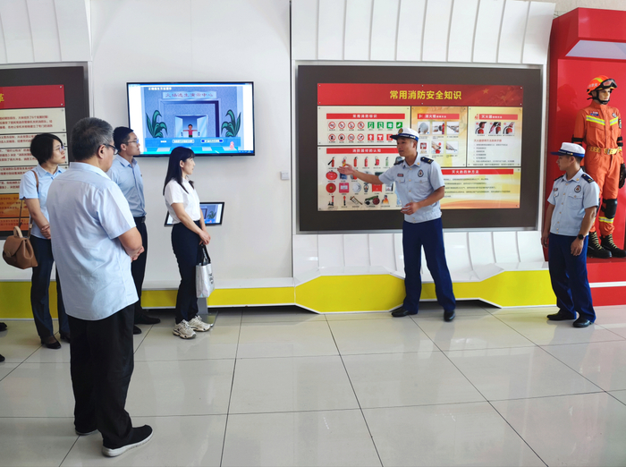 与共建党支部一起到消防支队学习消防安全知识（韩明非 摄）