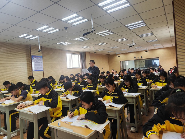 王正宇在马关一中上历史公开课  本文图片均为受访者供图