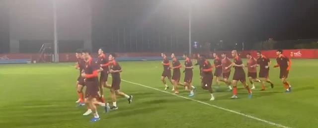 国足抵达大连后的首次训练（视频截图）