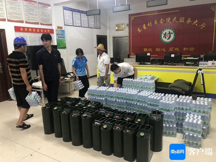 谭斌联系取得的矿泉水等各类物资。受访者供图