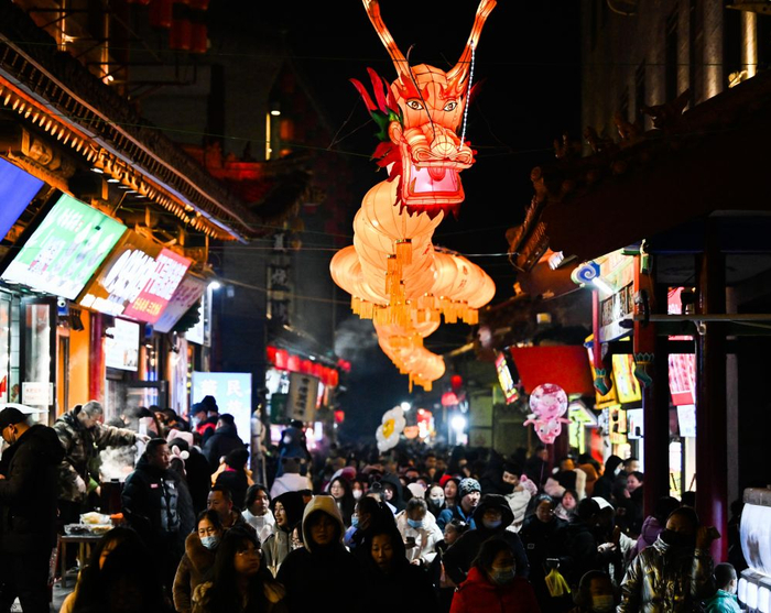   2023年12月31日，游客在呼和浩特市大召广场塞上老街游玩。新华社记者 刘磊 摄