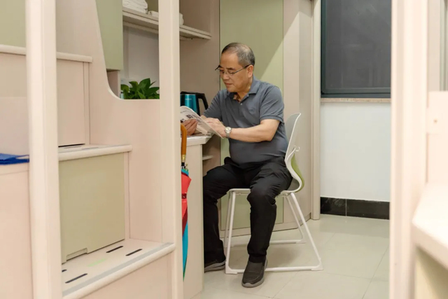 浙江工商大学党委书记郁建兴在学生宿舍。图片来源：浙江工商大学微信公号