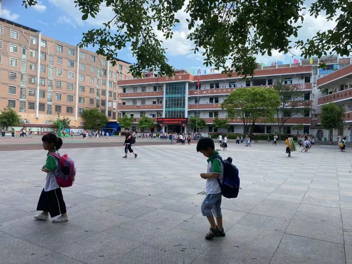 2007年，游本昌每周都会去学校给孩子们上戏剧表演课 / 受访者供图