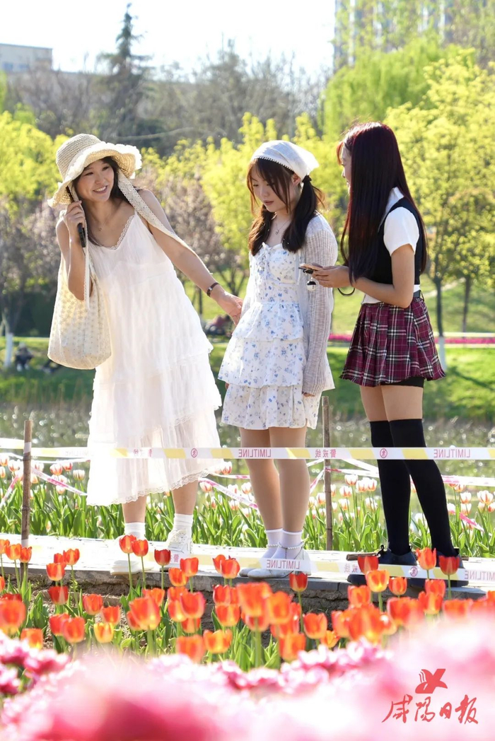 咸阳湖畔，年轻人多元化的穿搭风格。