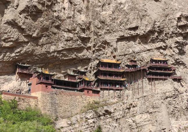 △上为山西悬空寺，下为游戏场景。