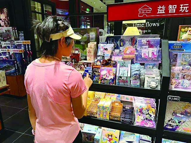     未成年人在选购卡片盲盒