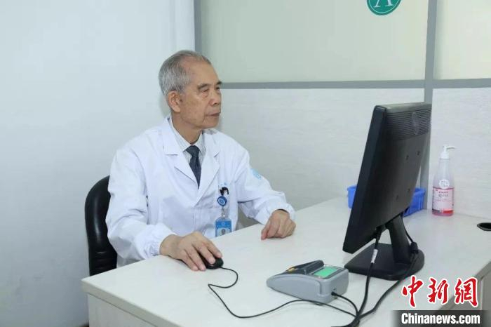 马亦林在医院坐诊。浙大一院供图