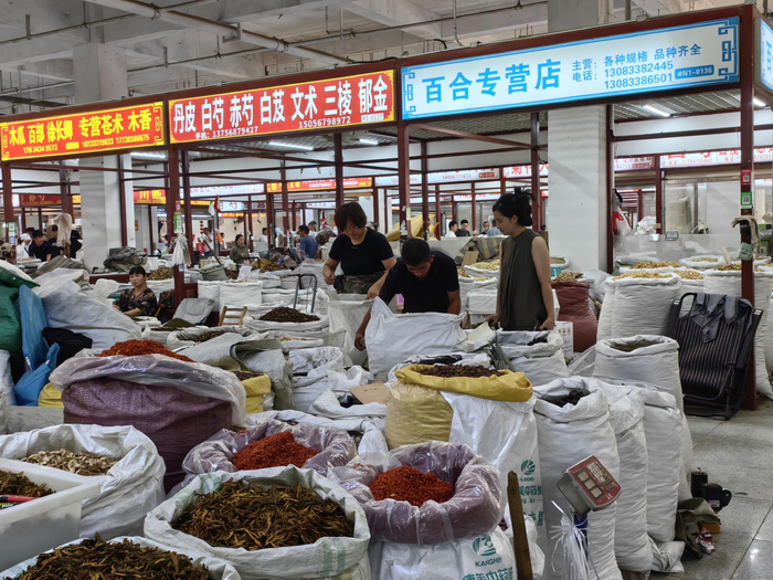   9月9日，人们在亳州中药材专业市场购买中药材。 记者 汪海月 摄