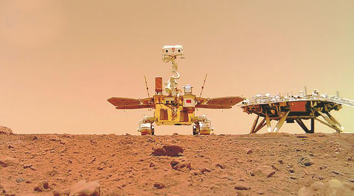 2021年5月15日，中国的“天问一号”着陆火星乌托邦平原，图为“祝融号”火星车与着陆器合影。  （来源：CNSA）