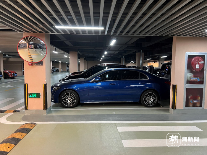 　　小区里也是油电车混停 黄玉环 摄