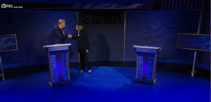 在辩论的开场，两人登台时，哈里斯主动与特朗普握手