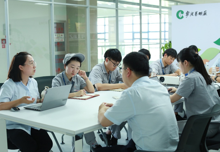 图为人才画像开发小组正在研讨人才画像模型  （赵雅芳  摄）