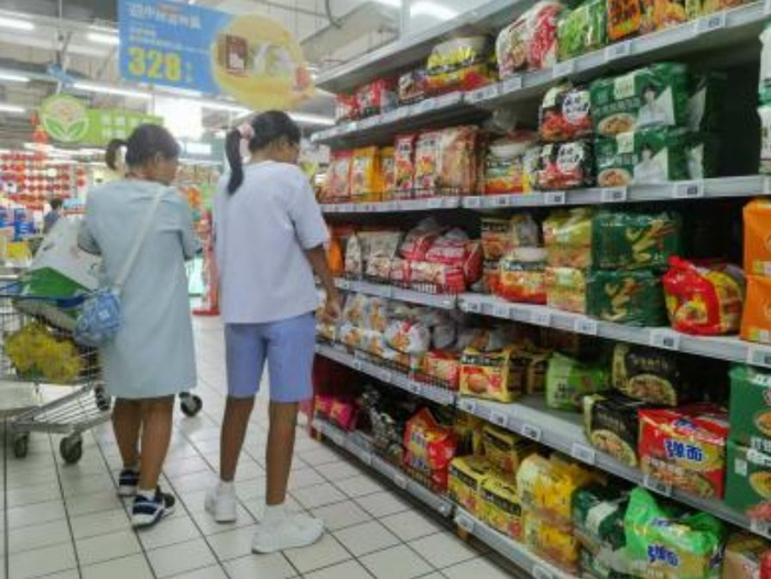 图为消费者在超市选购方便食品。