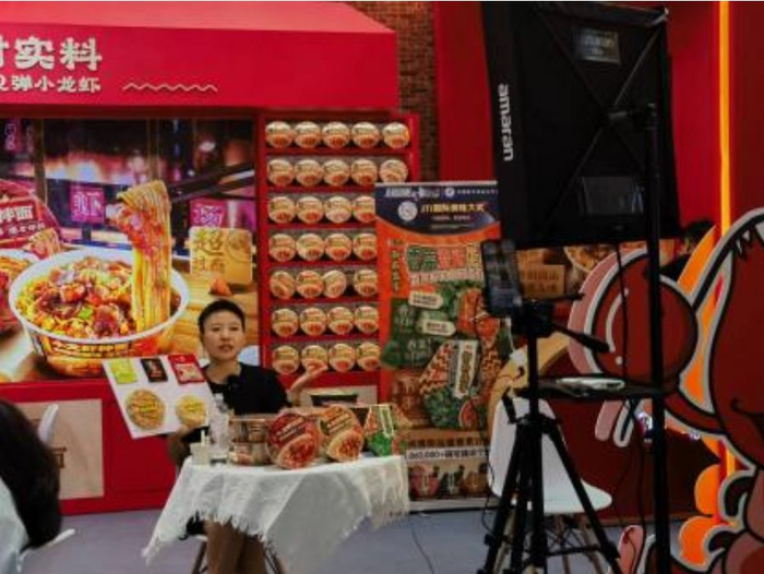 图为主播在直播售卖方便食品。