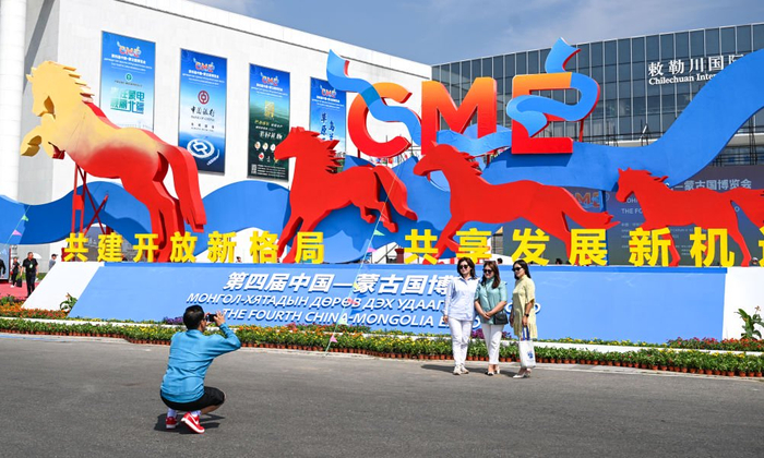   2023年9月6日，游客在第四届中国—蒙古国博览会举办地——内蒙古呼和浩特市敕勒川国际会展中心外合影。新华社记者 贝赫 摄