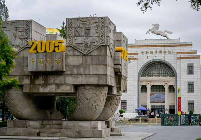   这是2024年8月11日拍摄的中国乳都雕塑和呼和浩特博物院。新华社记者 连振 摄